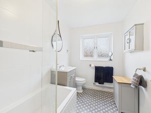 En-suite Bathroom- click for photo gallery